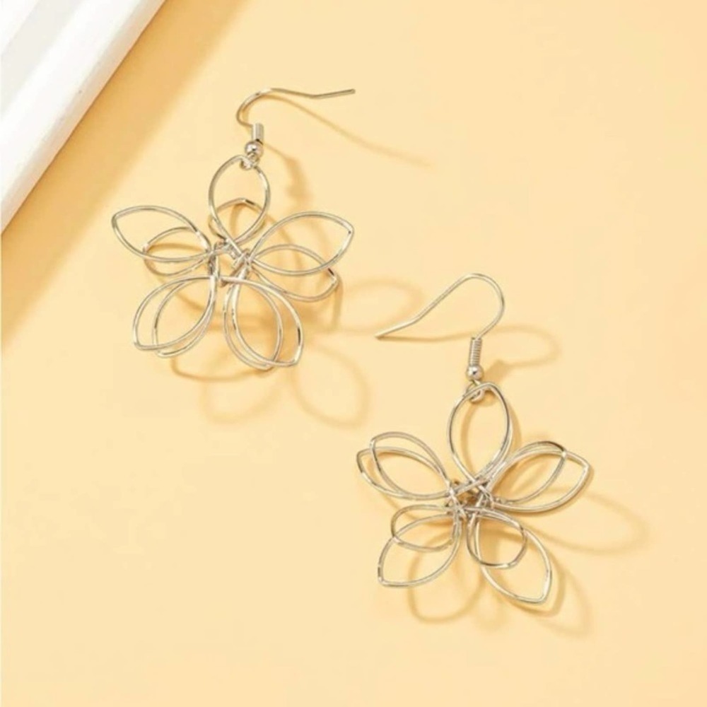 3-D Silver-Tone Flower Earrings BRAND NEW - Picture 3 of 5